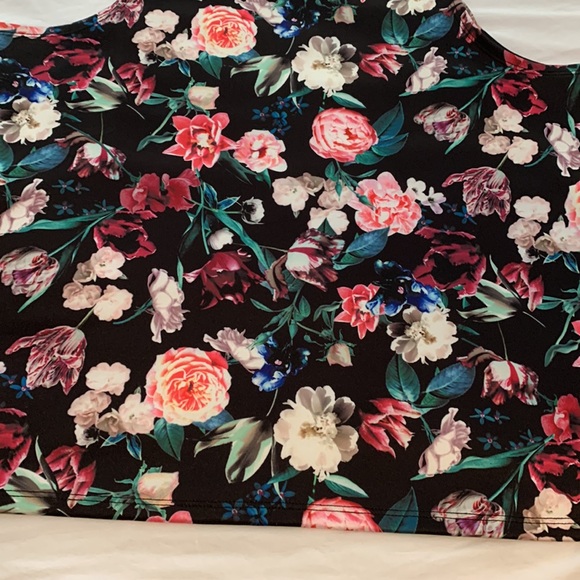 Vibrant little flowered top - Picture 2 of 4